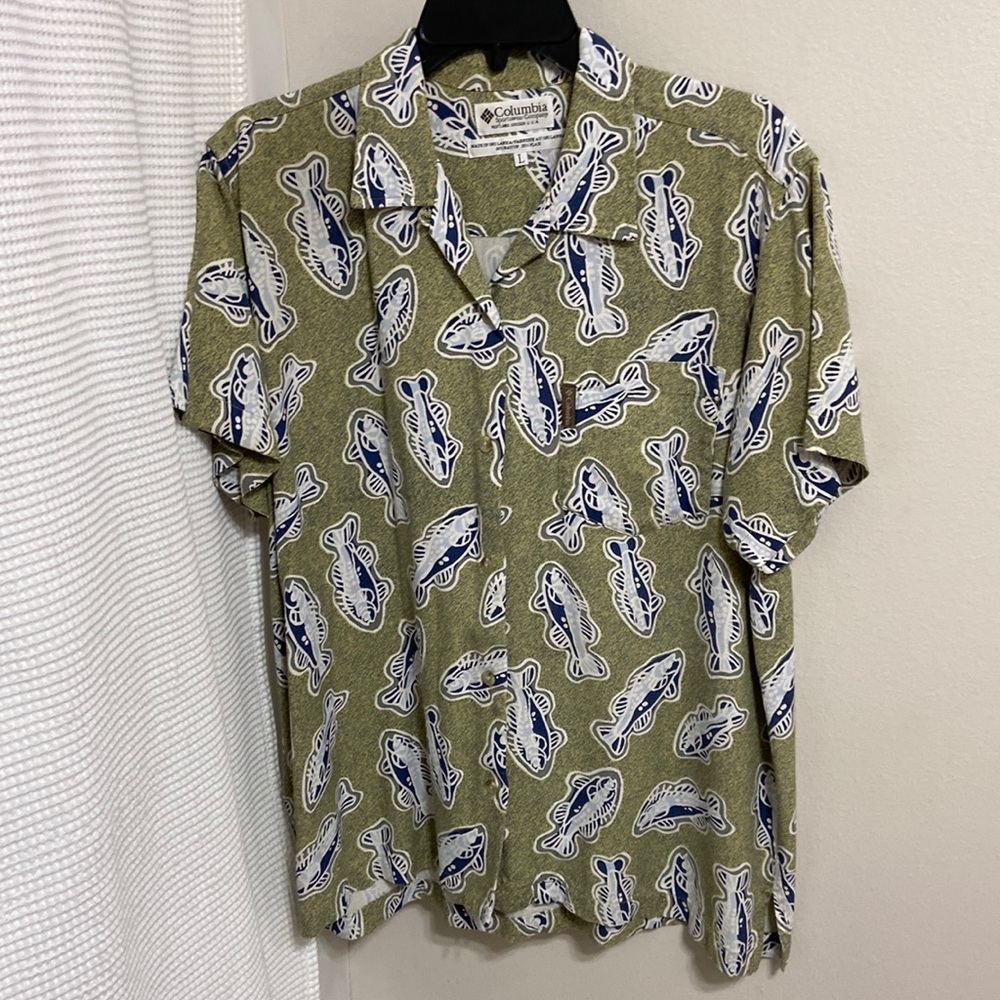 Men’s Columbia Sportswear Company fish collared button down shirt. Sz L